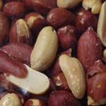 ピーナッツの薄皮はポリフェノールが含まれていて高血圧にいいらしい