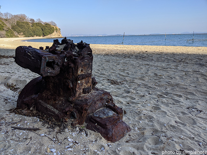 三郎自然海岸にある風化したエンジン
